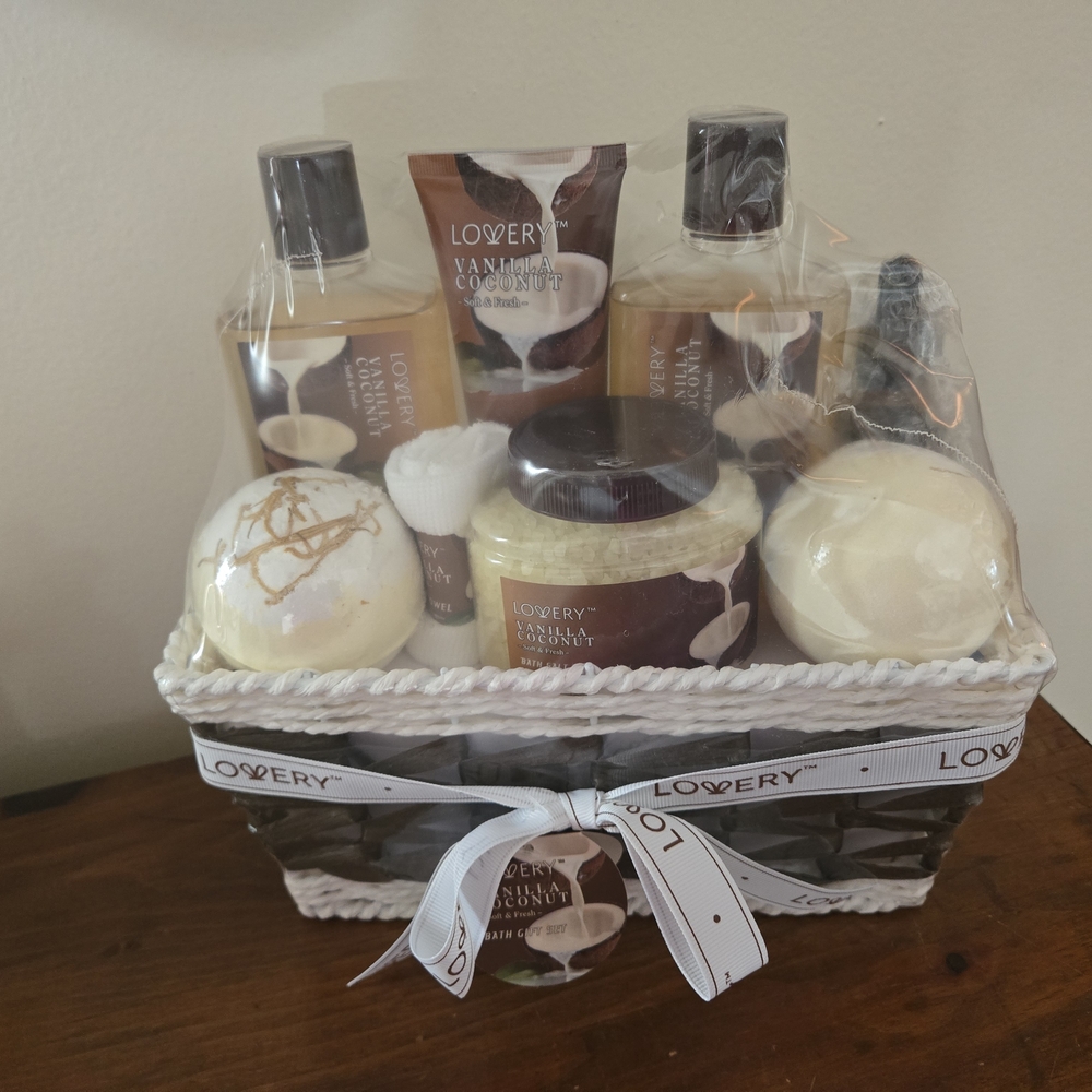 New Lovery Vanilla Coconut Bath Gift Set 8 Pc Shower Gel Towel Scrub Oil